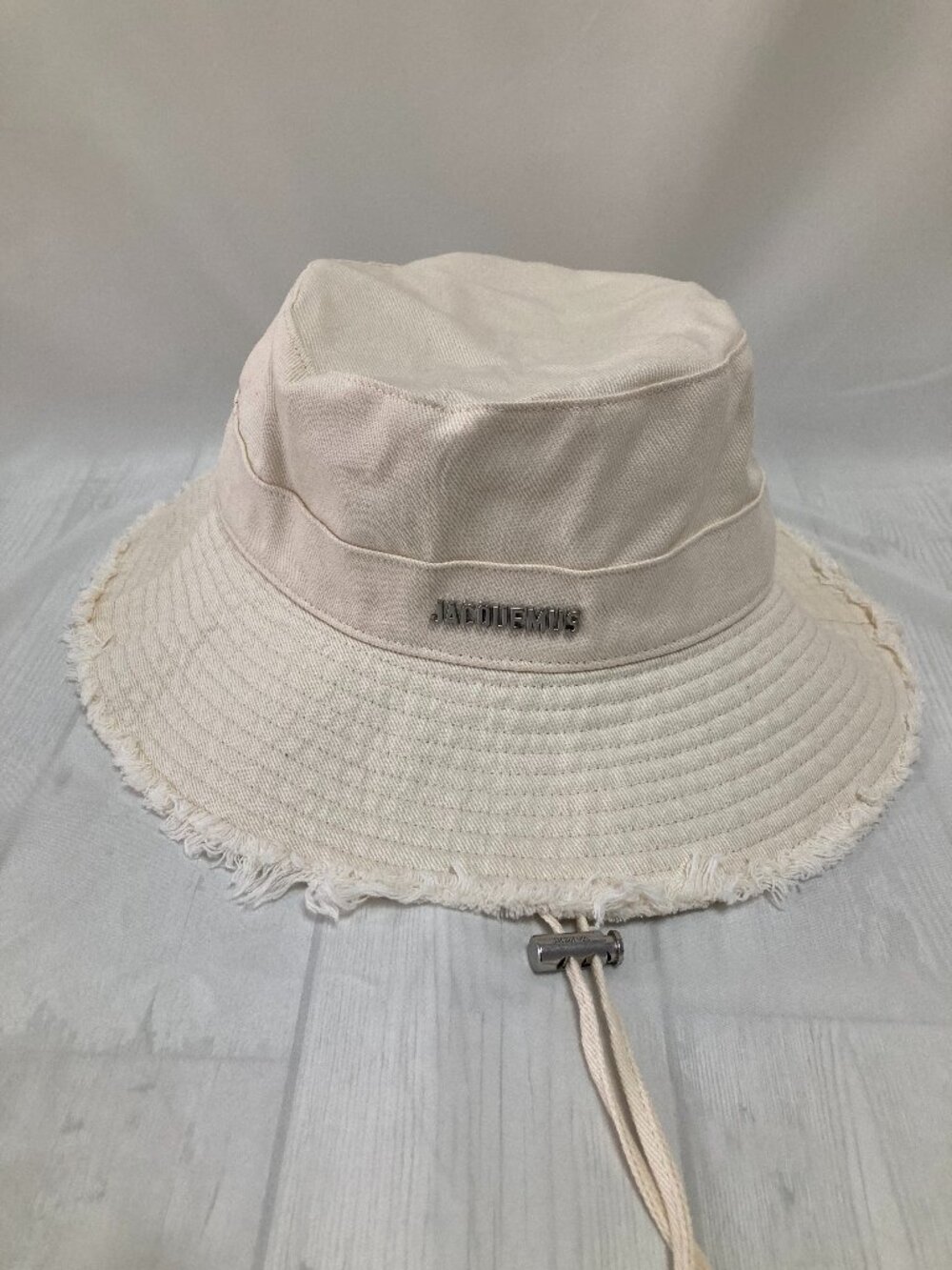 JACQUEMUS Off-White 'Le Bob Artichaut' Bucket Hat